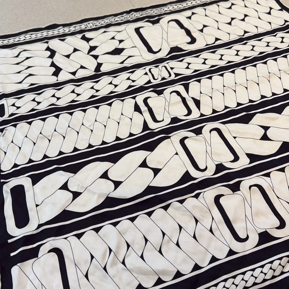 Hermès Clic, c'est noué Scarf!